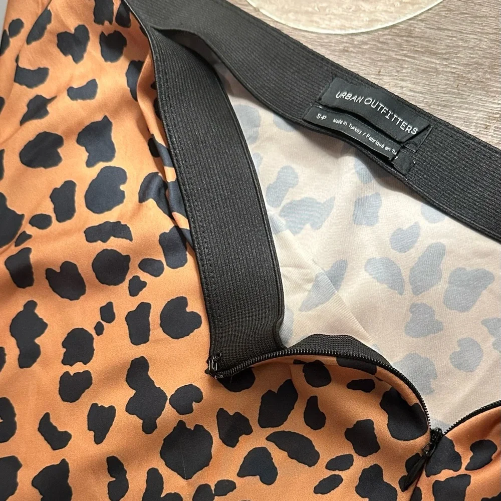 Urban outfitters silk leopard midi skirt - Picture 3 of 4